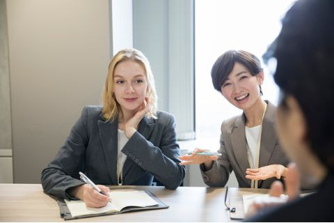 通訳者 翻訳者とは 必要なスキル なり方まで解説 派遣 求人 転職なら マンパワーグループ 通訳者 翻訳者とは 必要なスキル なり方まで解説 派遣 求人 転職なら マンパワーグループ